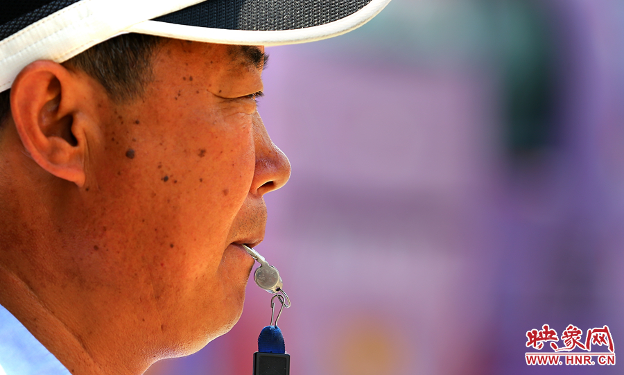 嘴中的口哨不停的響起，一個班下來口干舌燥是家常便飯