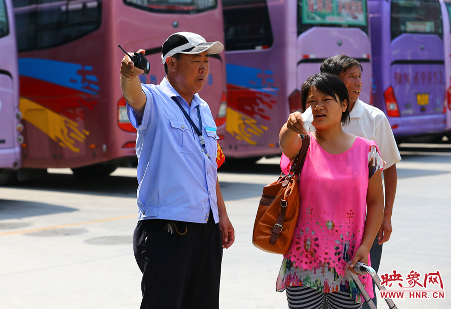 指揮調(diào)度期間，不停的有乘客咨詢乘車問題，調(diào)度員都是耐心的給他們解答