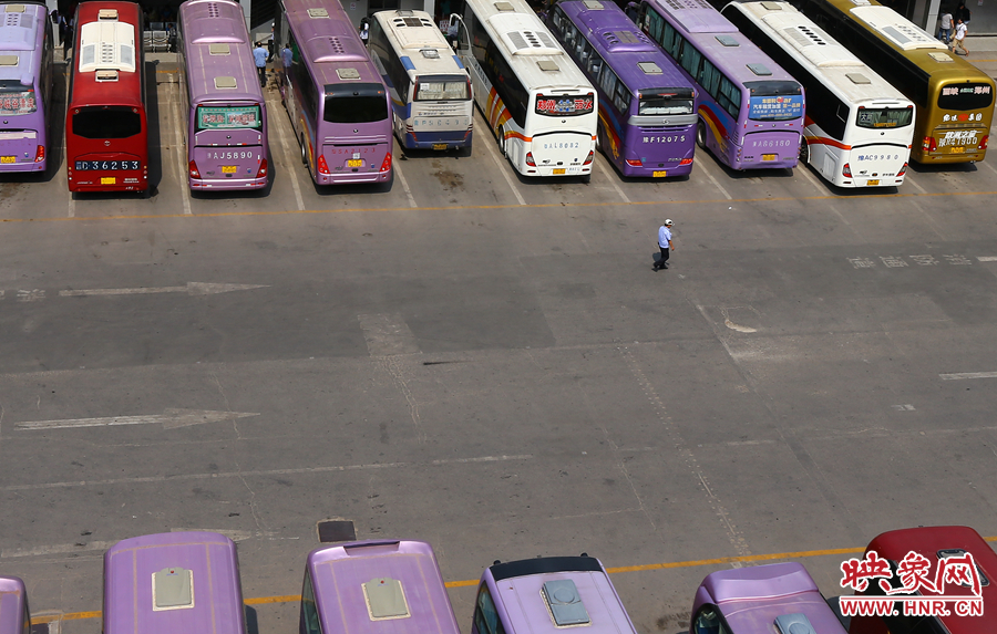 在不大的車站內(nèi)，幾十輛客車不停運轉(zhuǎn)的發(fā)動機，使得場站內(nèi)溫度居高不下