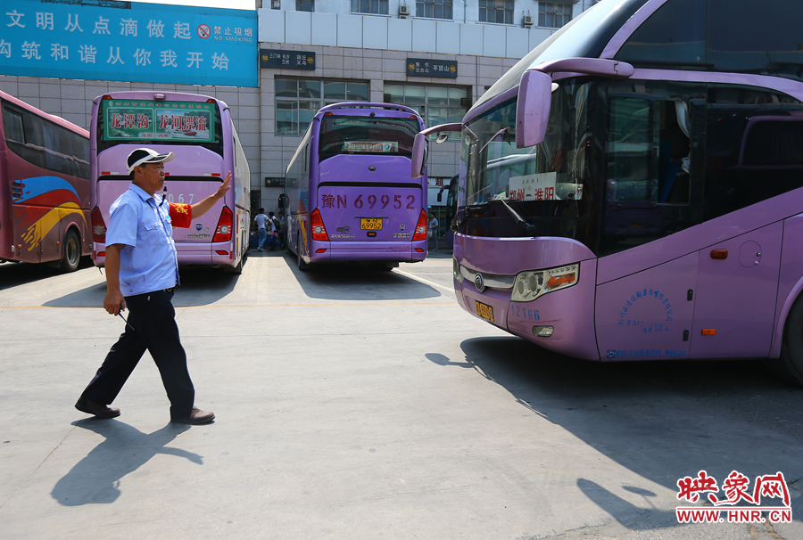 龐大的長途客車，在調(diào)度員的指揮下井井有條