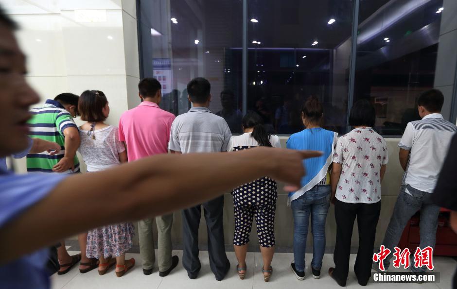 7月24日晚,南京警方將抓獲的以福建、江西、河南、湖北、黑龍江等多個外省市的涉及傳銷人員集中帶回。