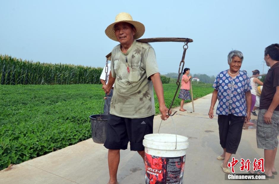 每天排隊(duì)取水，廢水循環(huán)使用已成為該村老少的生活習(xí)慣。