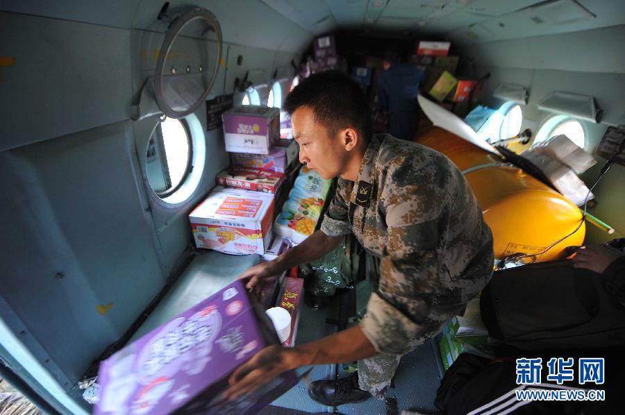  8月5日，在魯?shù)榭h龍頭山鎮(zhèn)，部隊(duì)官兵從直升機(jī)上卸載救災(zāi)物資。
