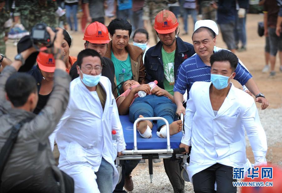 8月5日，在魯?shù)榭h龍頭山鎮(zhèn)，醫(yī)護(hù)人員準(zhǔn)備將傷員轉(zhuǎn)運(yùn)到直升機(jī)。