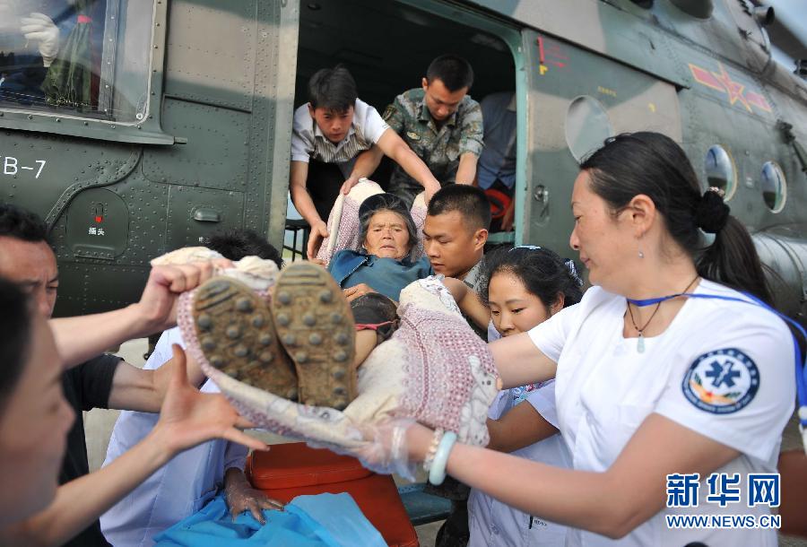 8月5日，醫(yī)護(hù)人員將一名通過(guò)直升機(jī)從震中轉(zhuǎn)運(yùn)出來(lái)的傷員運(yùn)下飛機(jī)。