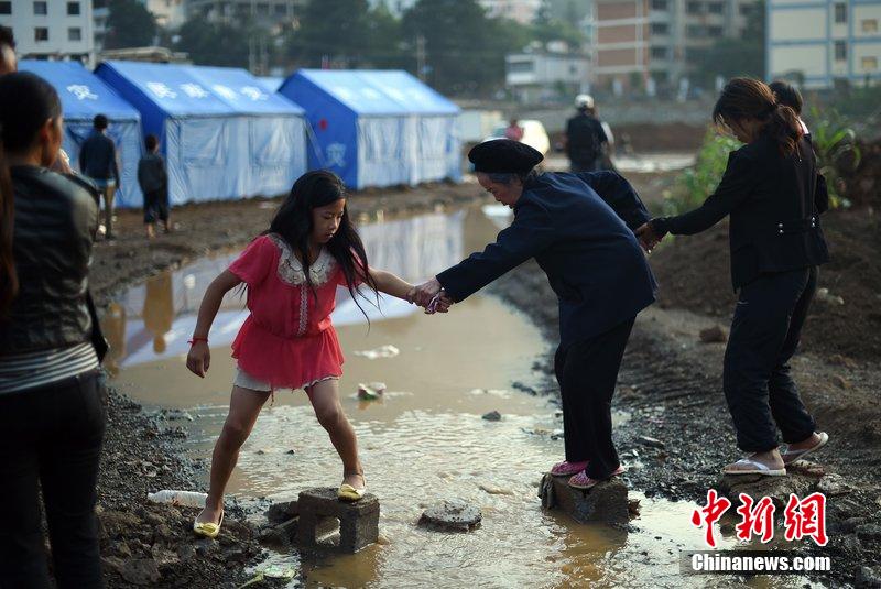 2014年8月6日，云南魯?shù)辇堫^山災區(qū)，民眾暫居帳篷。