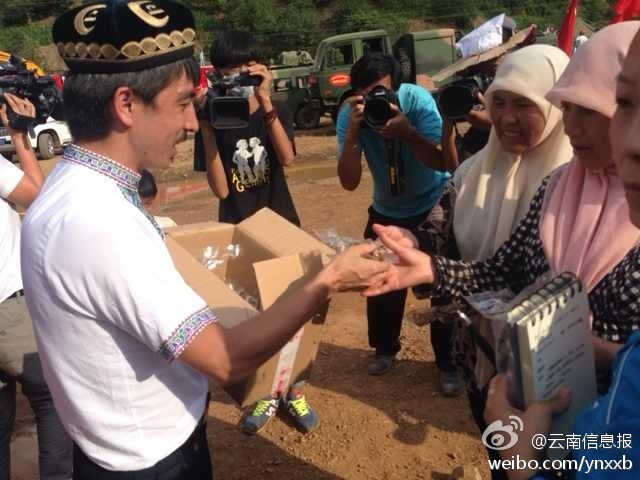 　“切糕王子”阿迪力帶著重達(dá)5噸、價值50萬元的切糕于7日下午抵達(dá)魯?shù)榈卣鹫鹬旋堫^山鎮(zhèn)。