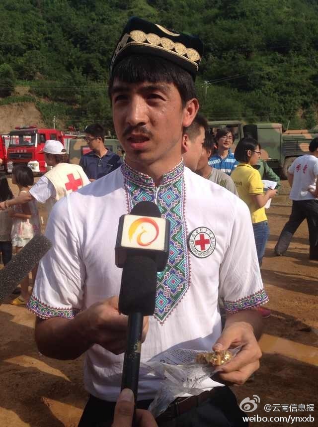 “切糕王子”阿迪力帶著他1萬斤的切糕自長沙抵達(dá)了龍頭山鎮(zhèn)。