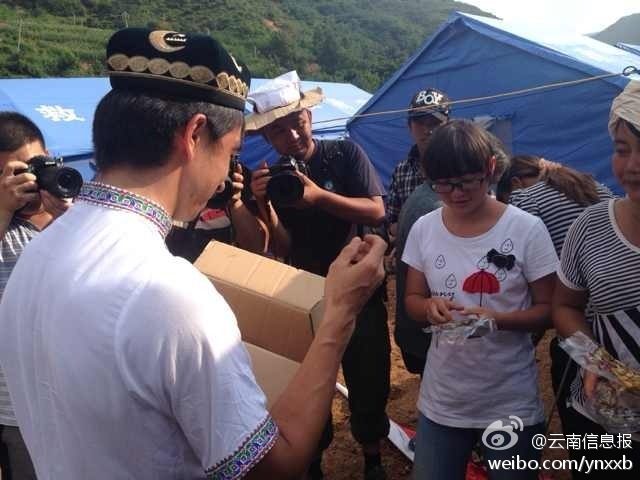 “切糕王子”阿迪力帶著重達(dá)5噸、價值50萬元的切糕于7日下午抵達(dá)魯?shù)榈卣鹫鹬旋堫^山鎮(zhèn)。