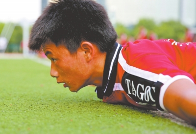 　南京天氣炎熱，地表溫度有時(shí)達(dá)到40℃以上，烈日下孩子們的衣服濕了又干、干了又濕。