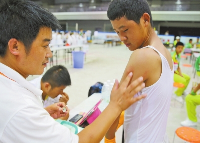 　南京天氣炎熱，地表溫度有時(shí)達(dá)到40℃以上，烈日下孩子們的衣服濕了又干、干了又濕。
