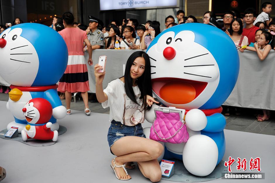 圖為成都民眾與哆啦A夢(mèng)合影留念。