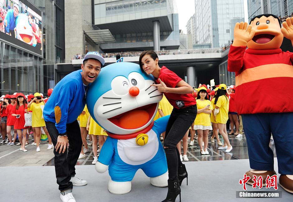 圖為何韻詩(shī)、周柏豪與哆啦A夢(mèng)合影。