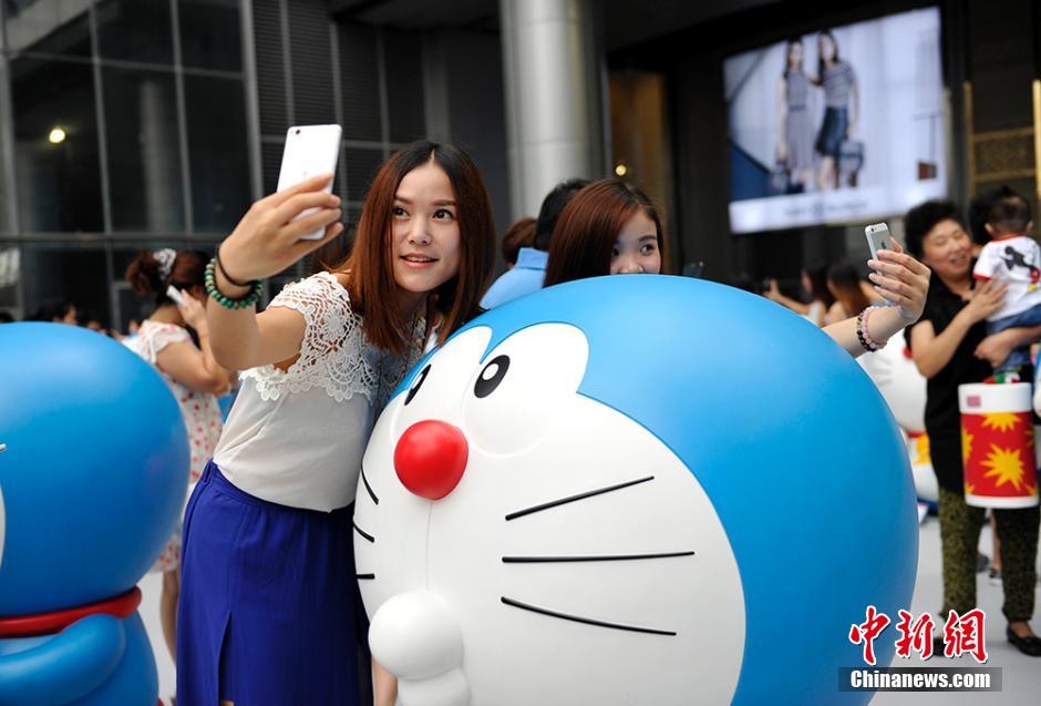 圖為成都民眾與哆啦A夢(mèng)合影留念。