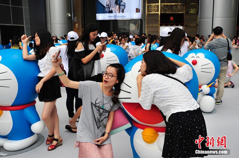 圖為成都民眾與哆啦A夢(mèng)合影留念。