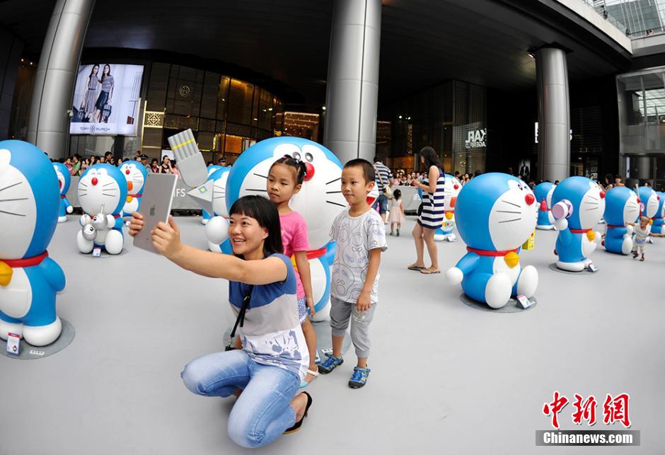 圖為成都民眾與哆啦A夢(mèng)合影留念。