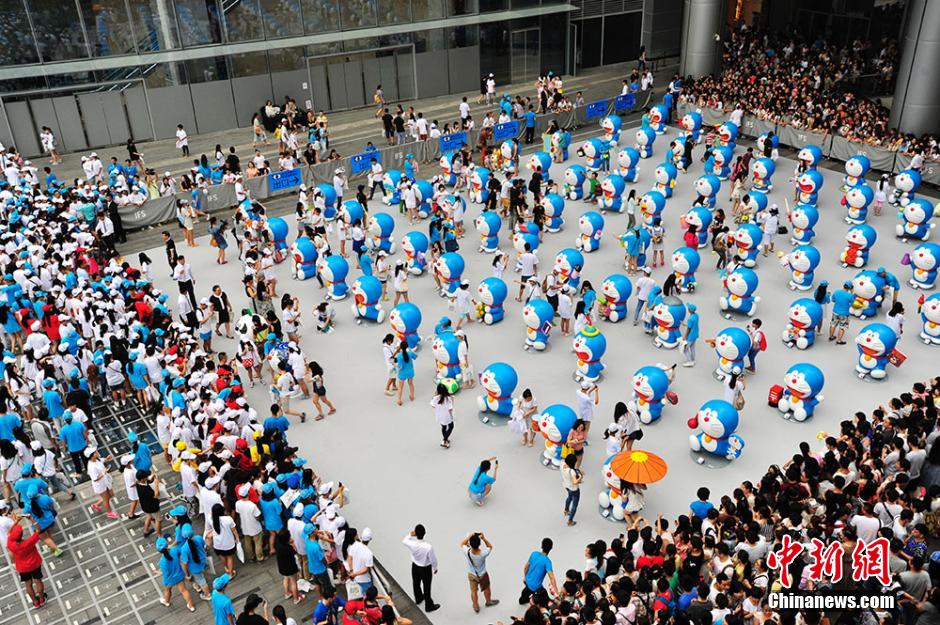 圖為成都民眾狂熱追捧哆啦A夢(mèng)。