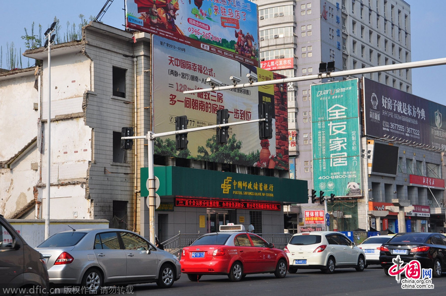 茶余飯后,人們談?wù)撟疃嗟木褪沁@座堅挺的小樓。