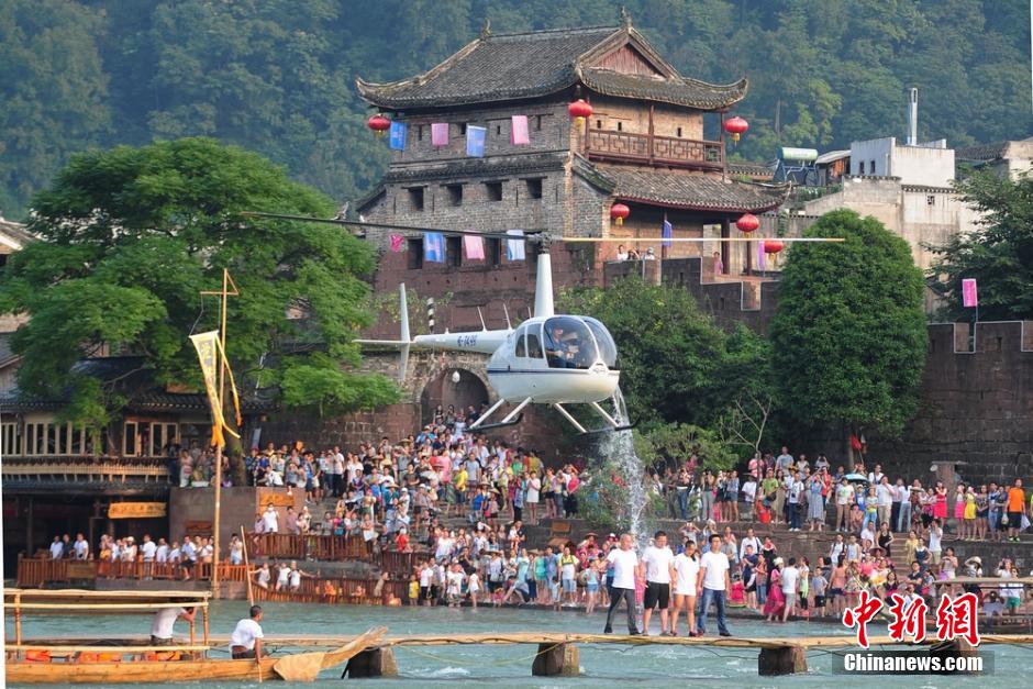 鳳凰偶遇節(jié)上演“冰桶挑戰(zhàn)” 直升機低空潑水 鳳凰偶遇節(jié)上演“冰桶挑戰(zhàn)” 直升機低空潑水