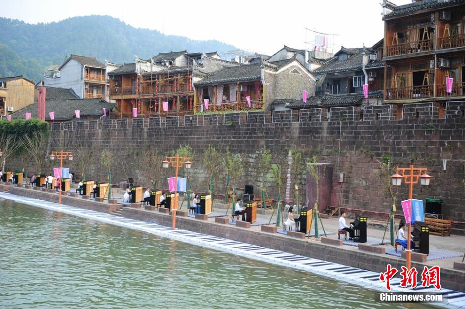 鳳凰偶遇節(jié)上演“冰桶挑戰(zhàn)” 直升機低空潑水 鳳凰偶遇節(jié)上演“冰桶挑戰(zhàn)” 直升機低空潑水