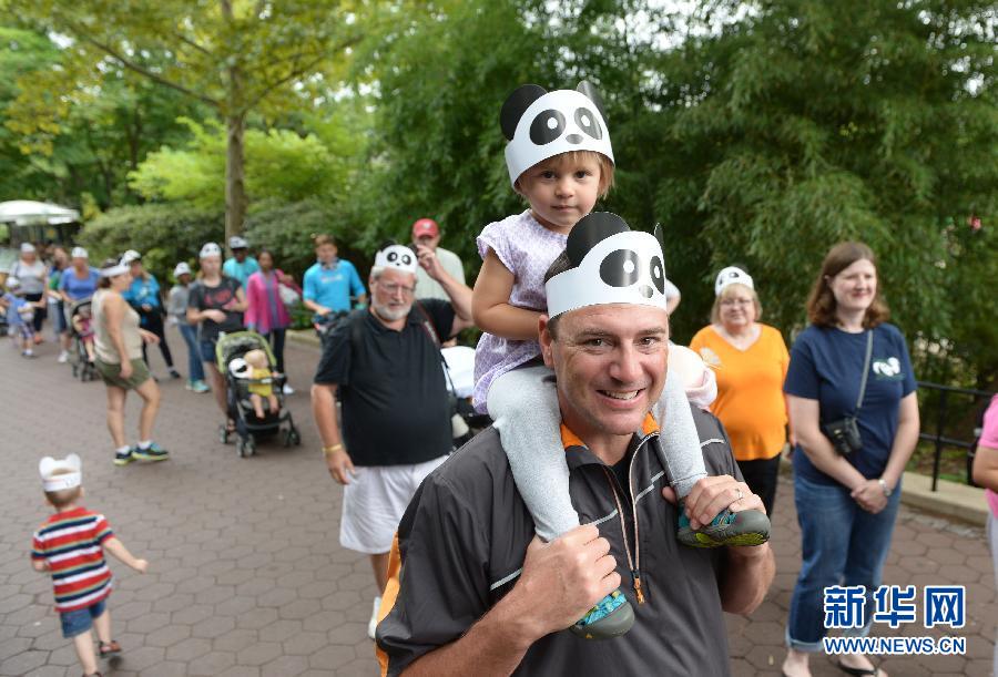 8月23日,在美國華盛頓的國家動物園,人們排隊參加大熊貓“寶寶”的慶生活動。
