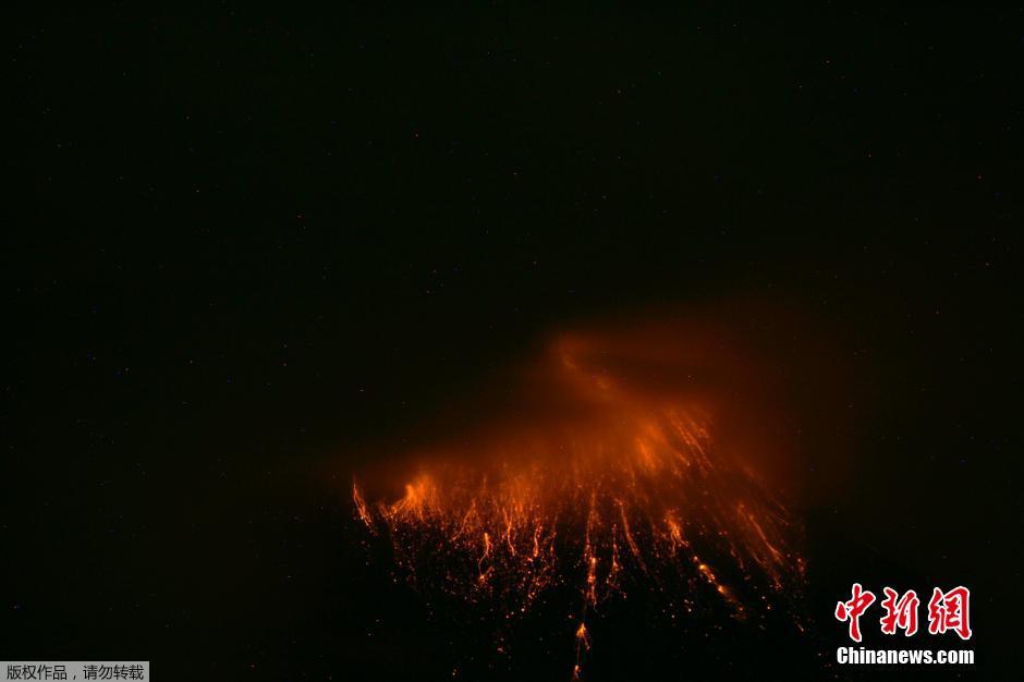 當(dāng)?shù)貢r(shí)間8月24日，厄瓜多爾通古拉瓦火山噴發(fā)，熔巖噴出宛如末世。