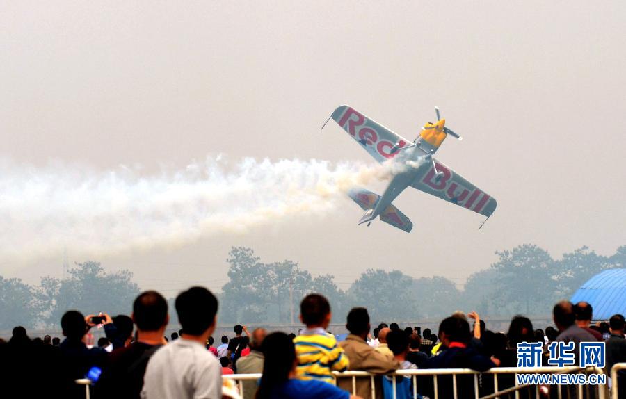 　9月13日，特技隊員在進(jìn)行空中飛行表演。