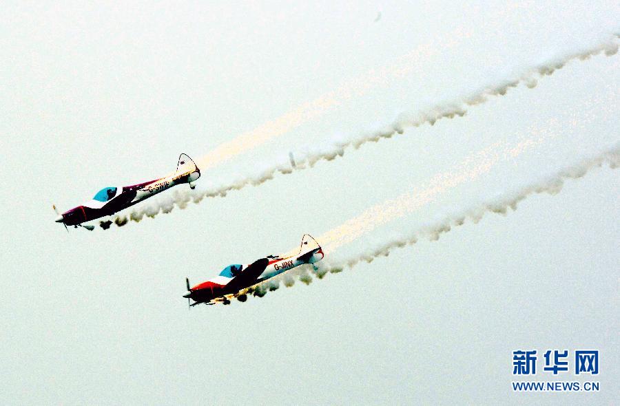 9月13日，特技隊員在進(jìn)行空中飛行表演。