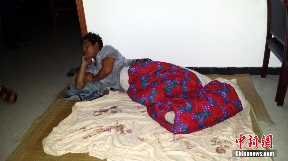 9月22日晚，在象山高塘島鄉(xiāng)的烏巖頭村的農(nóng)民安置點(diǎn)里，70多名外來(lái)務(wù)工人員正在休息。