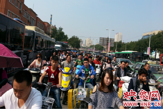 在一些易堵路段車輛仍然“寸步難行”。