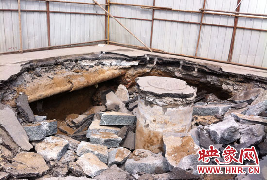 此次路面塌陷的直徑約為3米，深度有2米左右，坑內(nèi)布滿了碎石，路面下方20厘米左右。