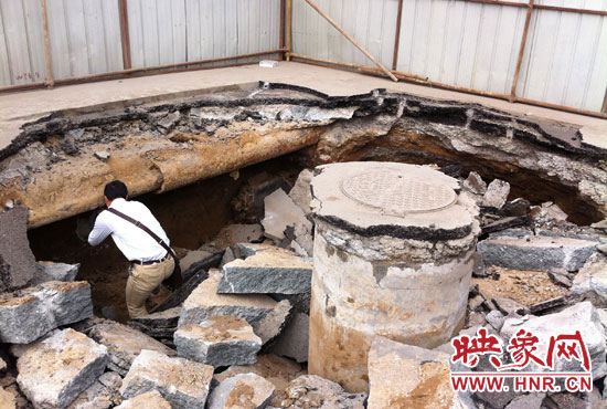 有工作人員下到坑內(nèi)進行檢查，但拒絕透露具體工作單位。