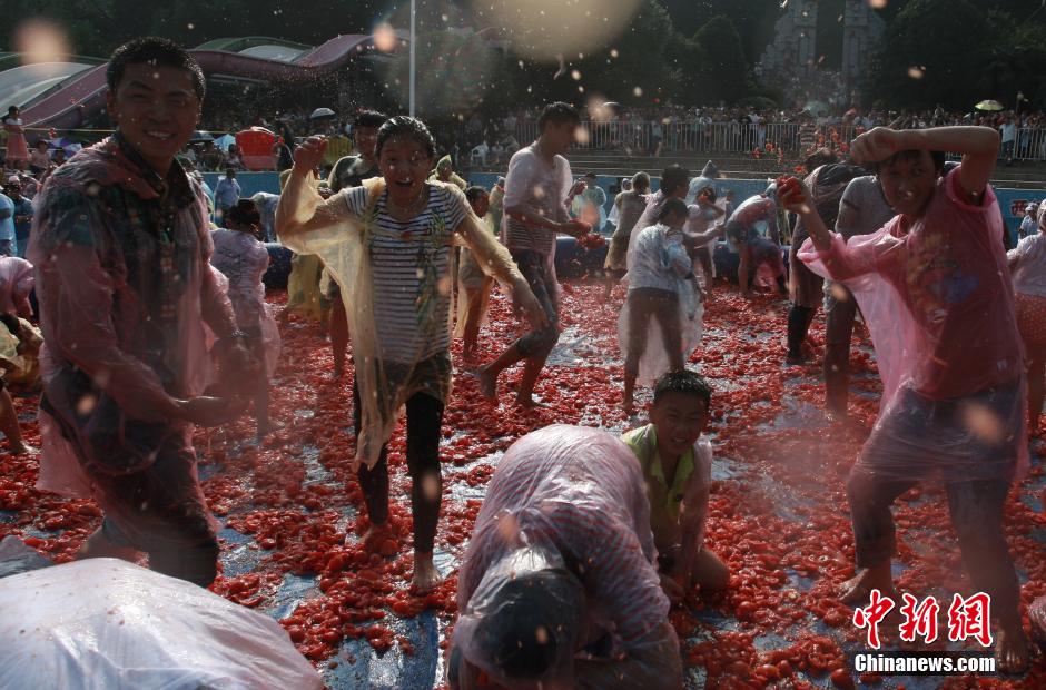 長(zhǎng)沙上演“西紅柿大戰(zhàn)”場(chǎng)面火爆