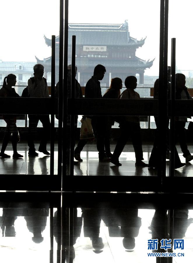 10月6日，旅客排隊進(jìn)入蘇州火車站二樓候車大廳。