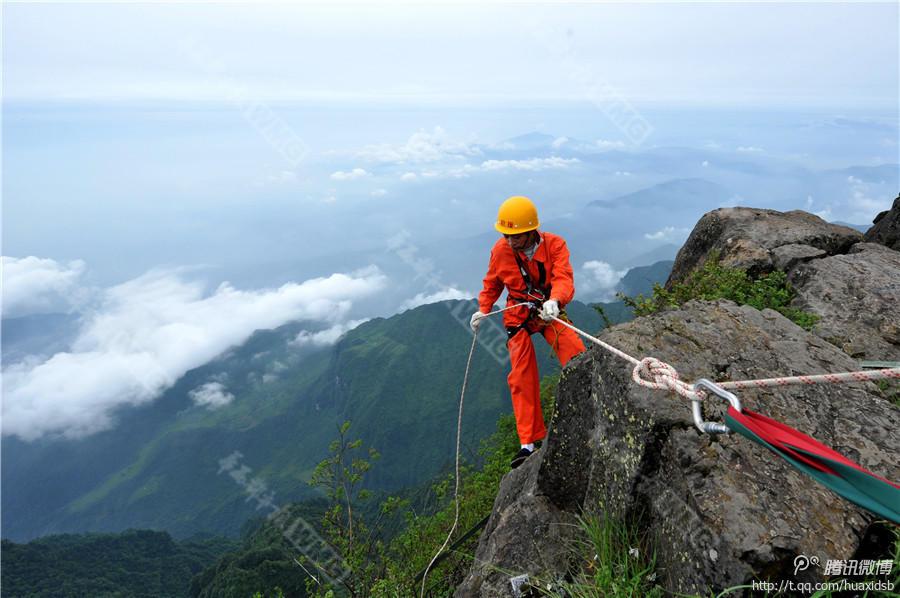 10月5日，峨眉山景區(qū)清潔工彭文才下到巖壁清理游客丟棄的垃圾。