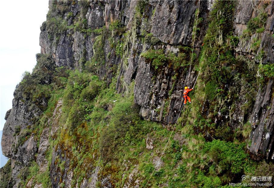 在峨眉山金頂，彭文才是護(hù)欄以外和懸崖區(qū)域唯一的清潔工。