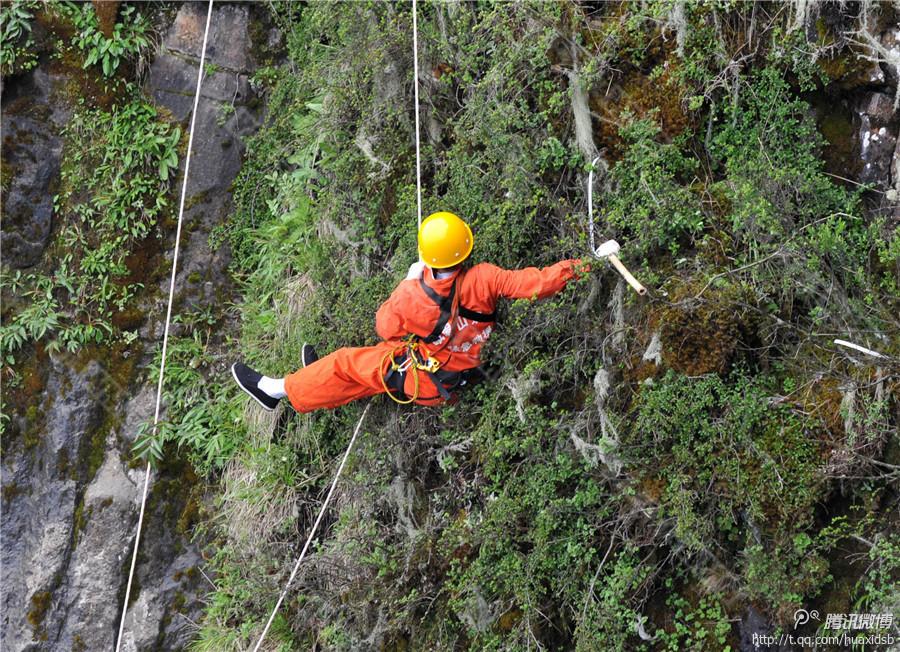 記者了解到，彭文才下到崖壁最深的地方有200多米，往返作業(yè)一次一般都在3小時(shí)左右，每年下崖80多次