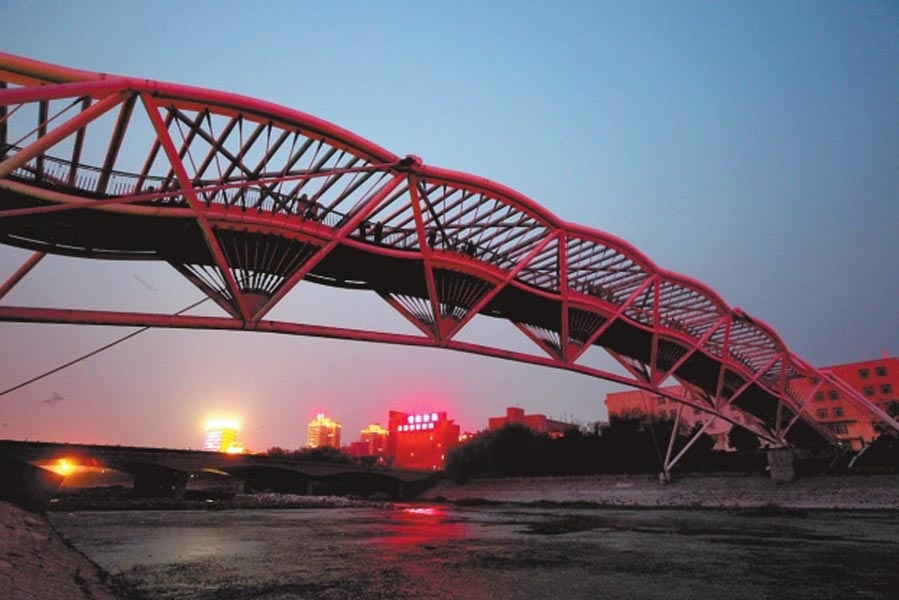 此前三座橋黑燈瞎火，許多人為此不敢從此過。