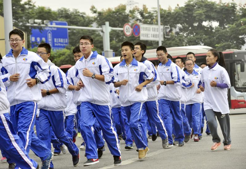 10月14日，成都七中萬達(dá)學(xué)校實行三年跑六百公里才能畢業(yè)，現(xiàn)場學(xué)生開始長跑。