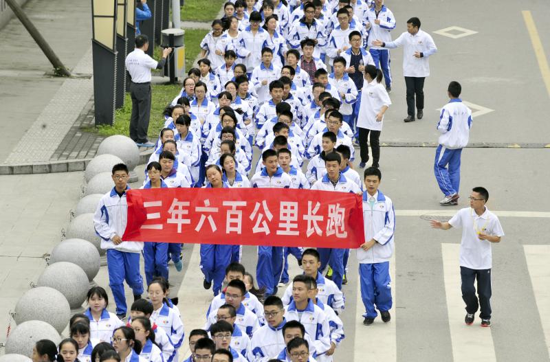 10月14日，成都七中萬達(dá)學(xué)校實行三年跑六百公里才能畢業(yè)，現(xiàn)場學(xué)生開始長跑。
