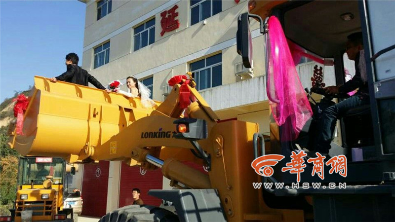 陜西小伙開(kāi)8臺(tái)裝載機(jī)接新娘。