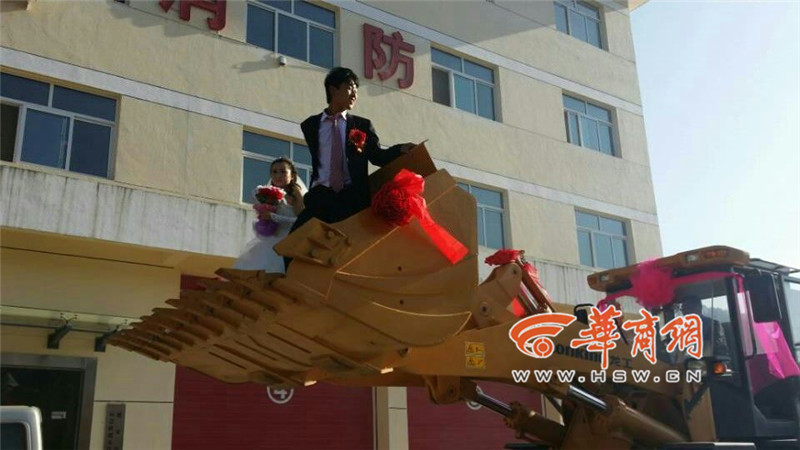 陜西小伙開(kāi)8臺(tái)裝載機(jī)接新娘。