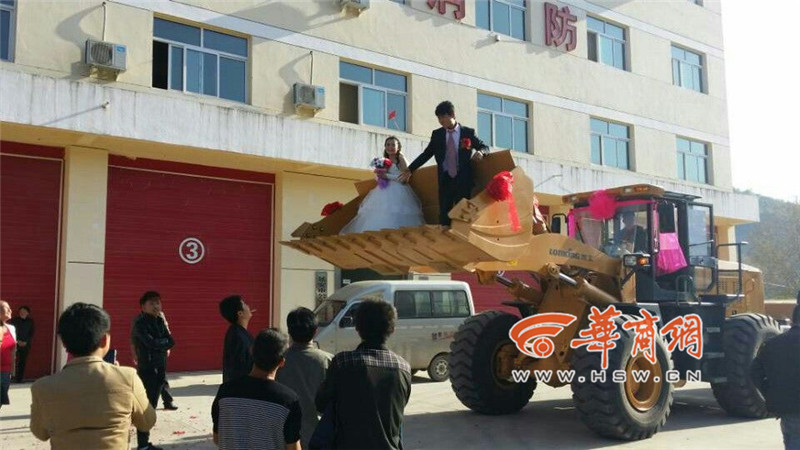 陜西小伙開(kāi)8臺(tái)裝載機(jī)接新娘。