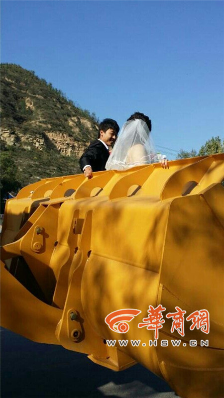 陜西小伙開(kāi)8臺(tái)裝載機(jī)接新娘。