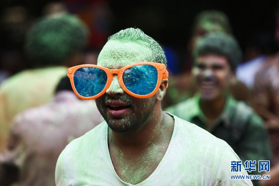 10月16日，在埃及首都開羅，一名男青年在“彩色跑”活動(dòng)中奔跑。