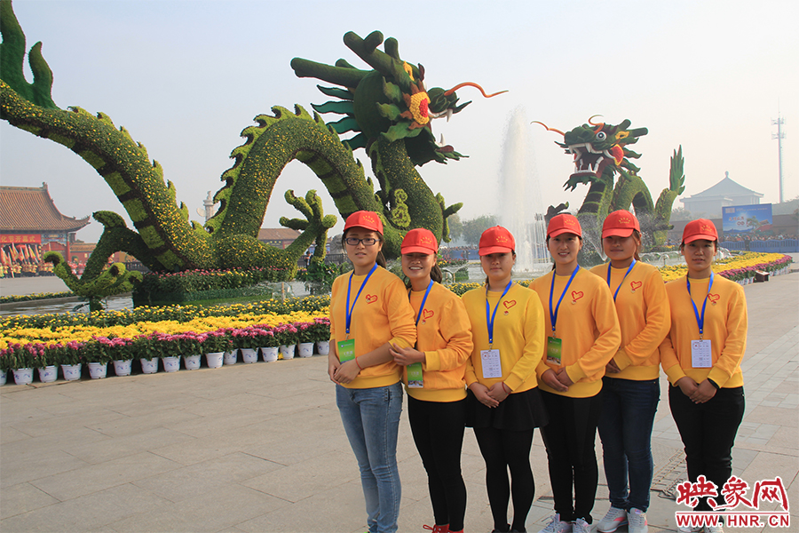 菊花文化節(jié)的志愿者們。