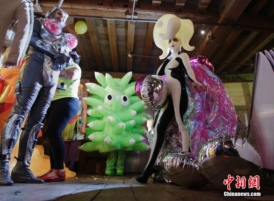 另類(lèi)世界小姐大賽舉行 選手奇葩造型雷爆眼球