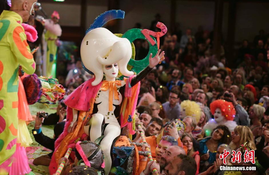 另類(lèi)世界小姐大賽舉行 選手奇葩造型雷爆眼球