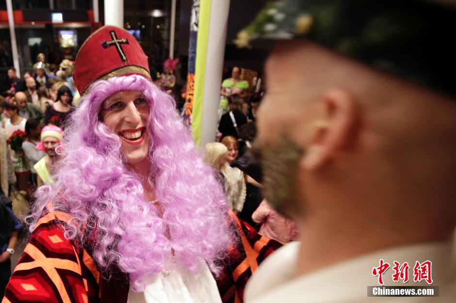 另類(lèi)世界小姐大賽舉行 選手奇葩造型雷爆眼球