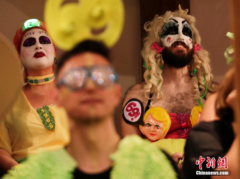 另類(lèi)世界小姐大賽舉行 選手奇葩造型雷爆眼球